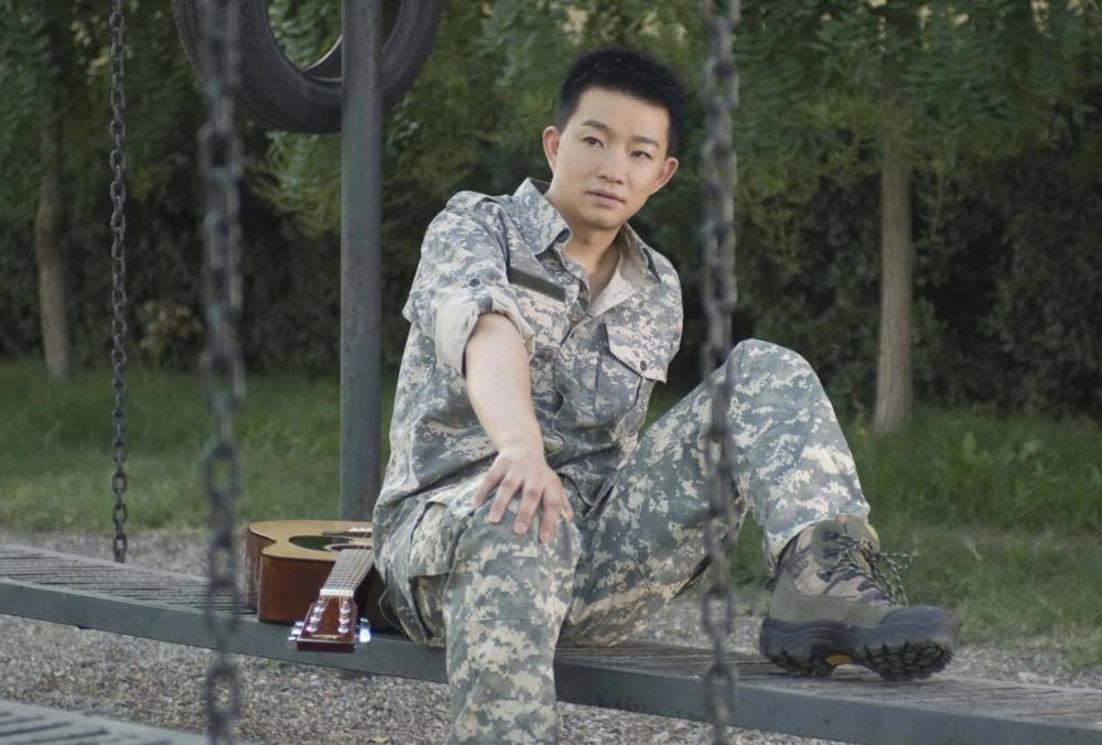 草根歌手小曾一把吉他走遍大江南北比炮声还响亮