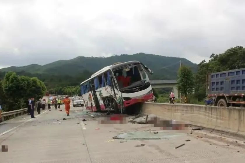 事发阳江路段两起交通事故10死14伤,上榜省10大交通事故案例!