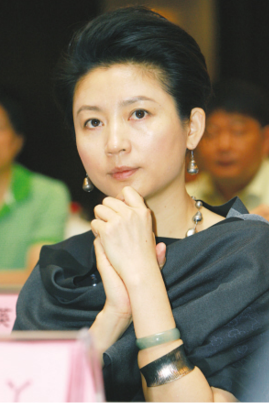 从"央视一姐"到"销声匿迹",53岁的王小丫去哪了?