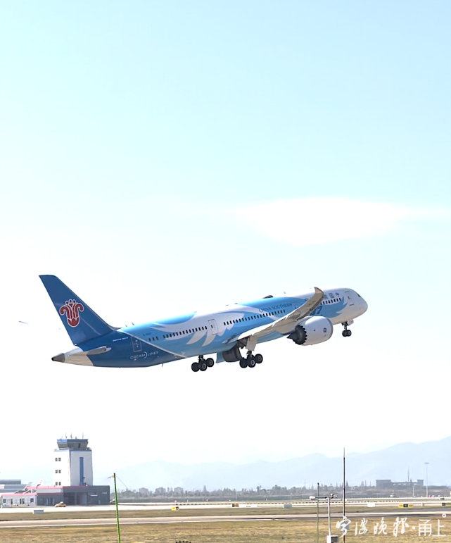 南航787客机在宁波机场起飞相对于宁波机场常见的能载150人左右的波音