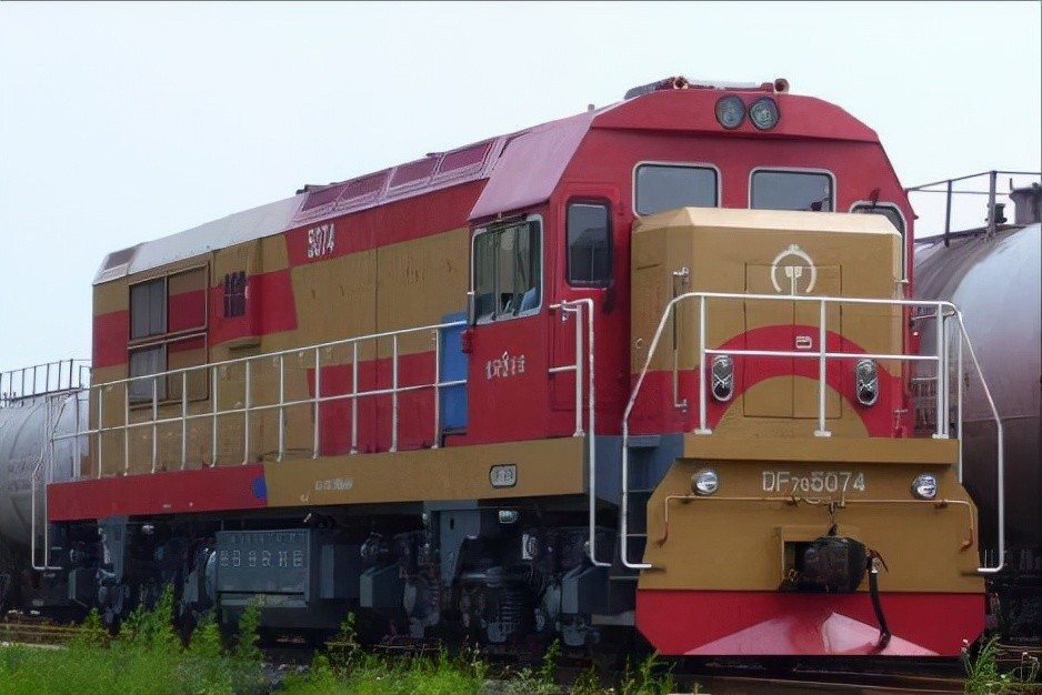 中国火车头,在这次合作中,双方签订了一份包括20台新型混合动力火车头