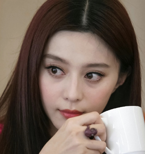 我个人最喜欢的是这一张,是背着光裴舍的,范冰冰的脸上不是素颜,但是