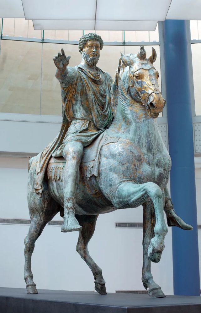 《马尔克·奥里略骑马像,这是一尊青铜镀金雕像,高 424厘米,创作于