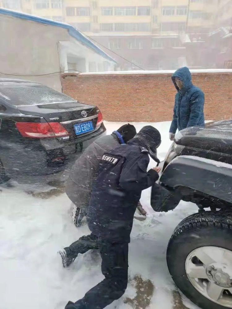 维护交通,帮助清雪,抢险救援 城市的各个角落 满是警察蜀黍们坚守的