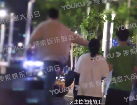 33岁于朦胧疑似恋情曝光,与女生当街又牵又抱,曾被误会喜欢男生