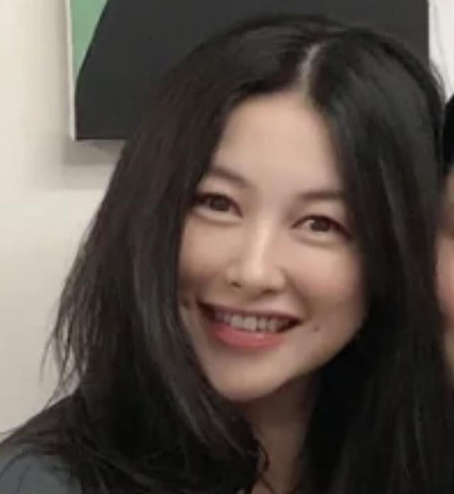 朱珠产后俩月露面,无滤镜下真实身材曝光,脸胖一圈小腹未恢复