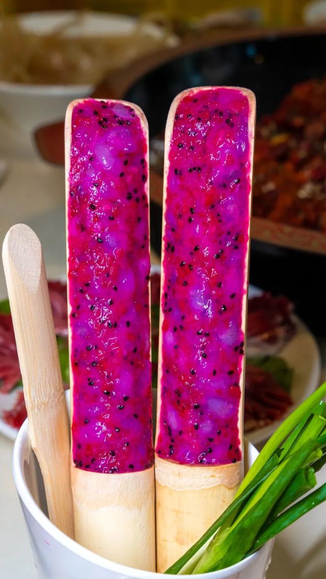 原味虾滑&火龙果虾滑鲜郡花,别具特色,一朵朵郡花,展现了店家精湛的刀