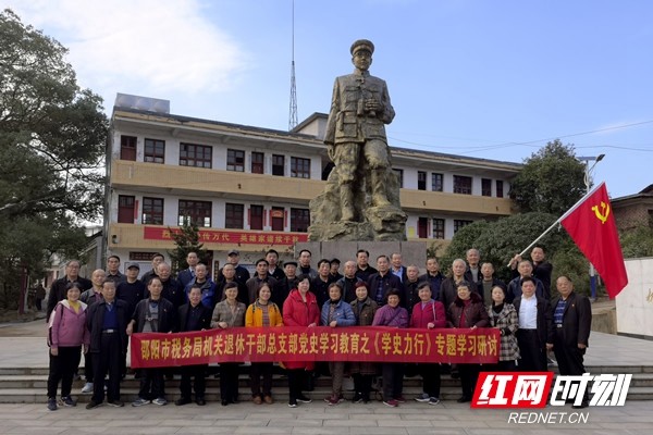 党课结束后,全体党员参观了宛旦平烈士故居,烈士纪念广场,烈士纪念碑