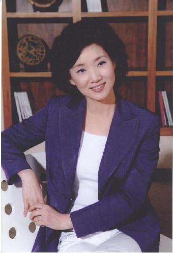 央视主播李修平一婚嫁工程师42岁二婚获幸福58岁无子女