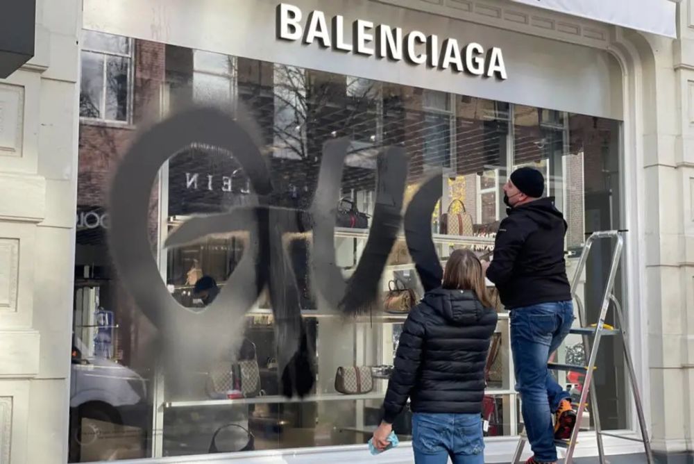 的照片引起了我的注意 balenciaga的门店橱窗被喷上了gucci的名字!