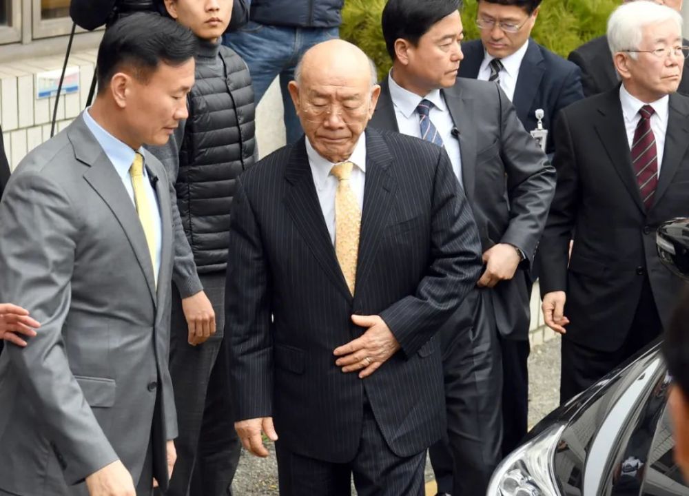 李成日对新京报指出,卢泰愚是韩国最后一位军人出身的总统,全斗焕则