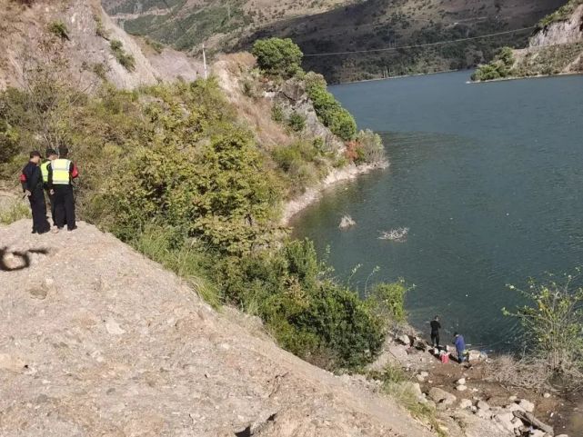 兰坪县石登派出所开展"清理澜沧江沿岸垃圾,推进水"