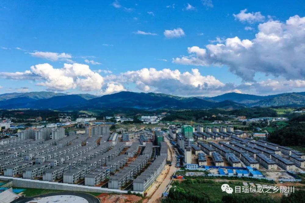 街道上鲜明的道路标识 让交通更文明,更安全 今天的陇川 城市规划更