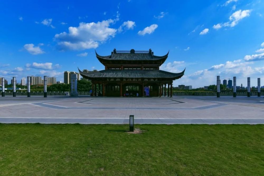 源于简阳望水寺,流入资阳县境后,自西向东,直泻县城,及至城郊,为山势