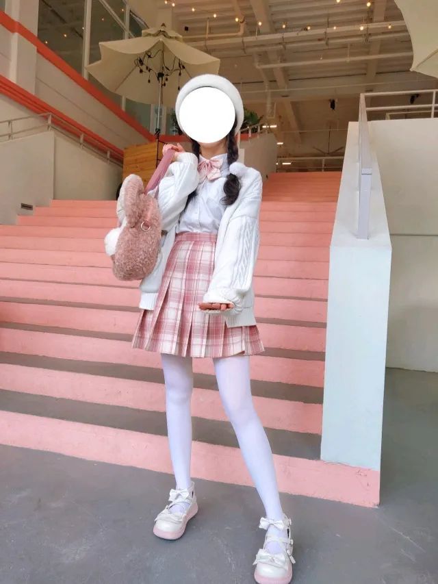 粉色jk搭配白丝好可爱哦就像是二次元走出来的少女