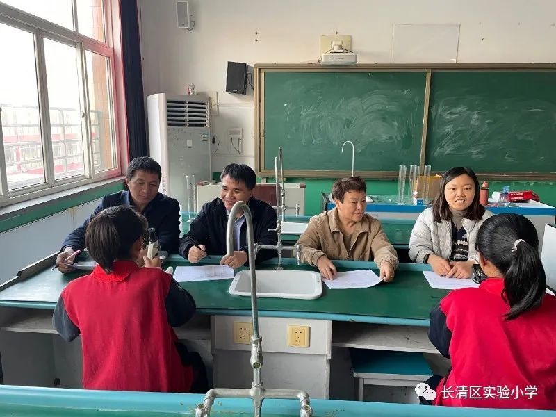 关注科学实践 培育科学素养——长清区实验小学"科学实验器材操作学生