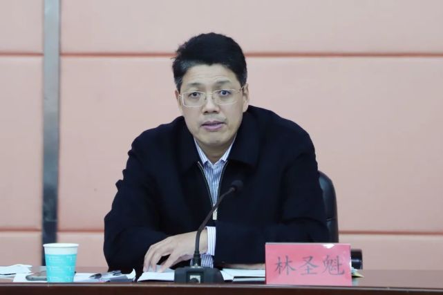 局党组书记,局长林圣魁主持会议并讲话,局全体党员及四级调研员以上