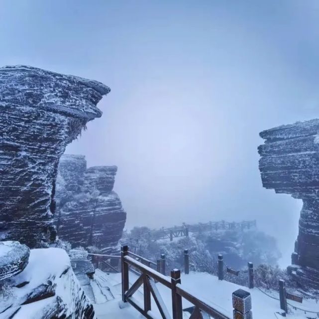 梵净山雪景震撼上演,美成仙境