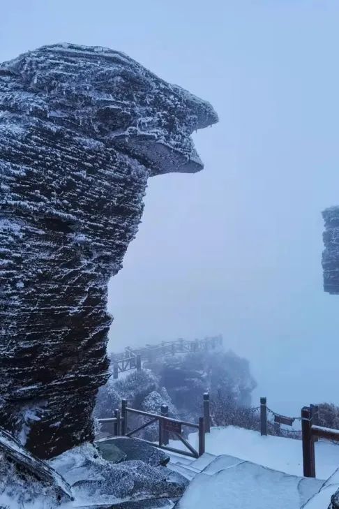 梵净山雪景震撼上演美成仙境