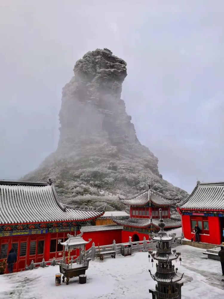 梵净山雪景震撼上演,美成仙境