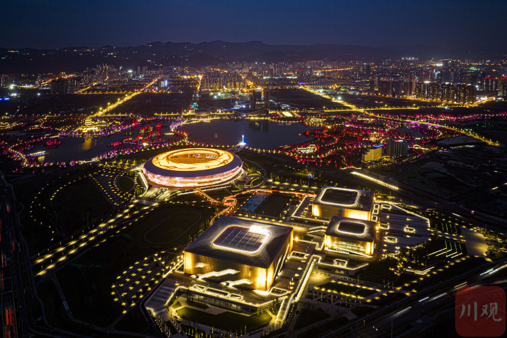 东安湖体育公园璀璨夜景和龙泉城区交相辉映