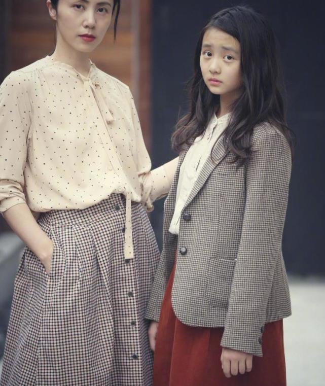 黄磊小女儿近照,古灵精怪像极了爸爸,大女儿多多则和妈妈一模一样