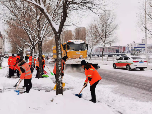 大雪驾到 环卫工人清雪忙