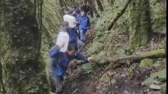 哀牢山遇难者遗体每天只能行走400米