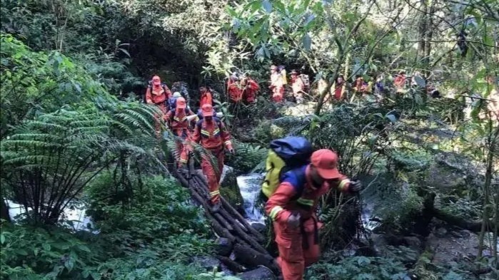 哀牢山遇难者遗体每天只能行走400米