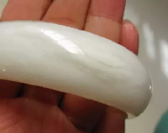 直观的说,水线就是玉石里面一条半透明的像筋一样的东西.