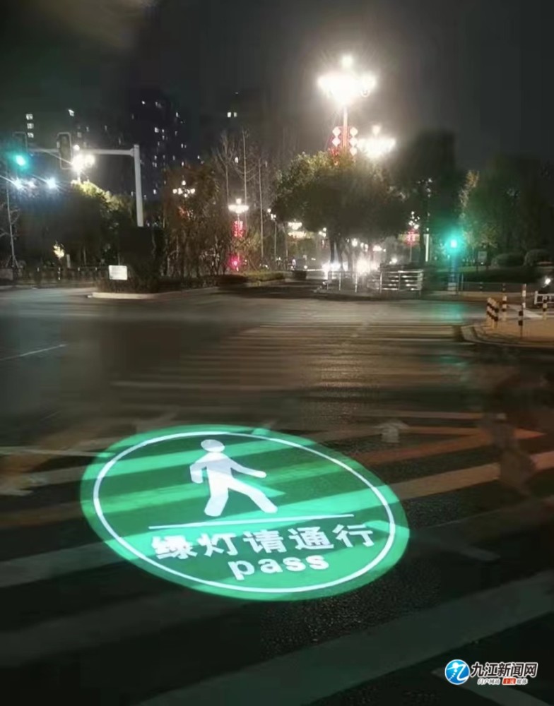 在全市率先引进了交通警示投影灯,在人流,车流量较大的红绿灯路口进行