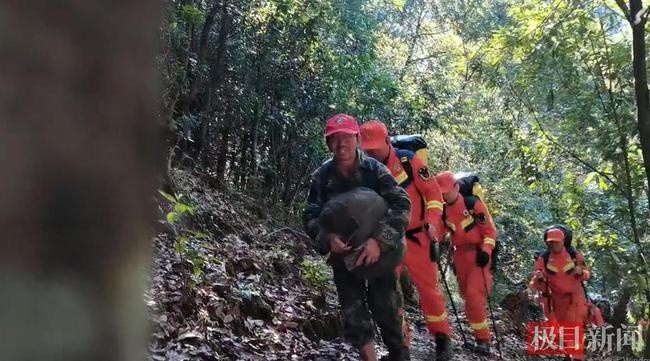 哀牢山遇难者遗体转运细节:设备失灵向导不辨方向,救援人员点三根烟慰