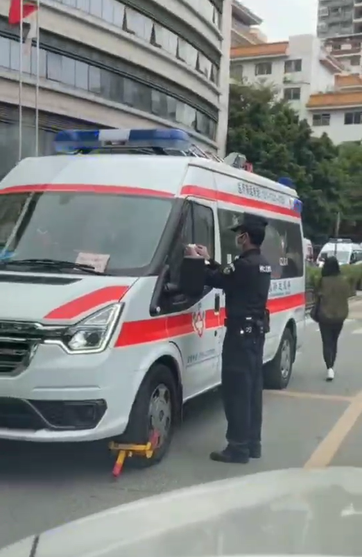 广东一救护车在医院被保安锁车驾驶员询问过保安此前未遇到过锁车