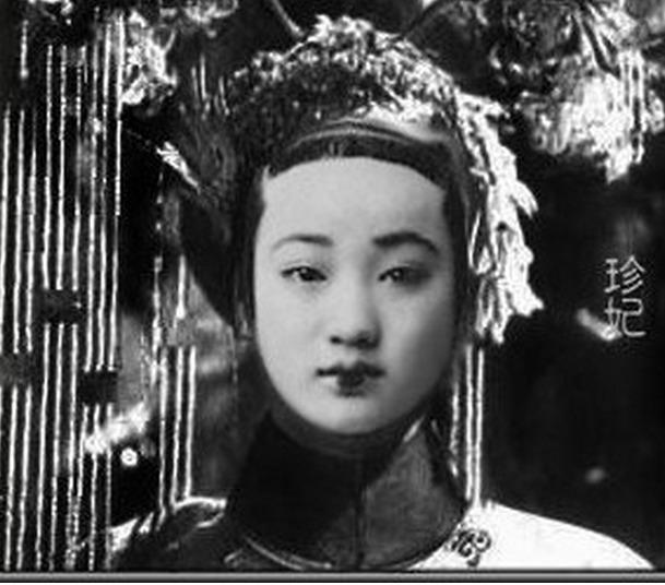 珍妃井口仅十寸,头都塞不下去,珍妃当年是如何被推到井中的?