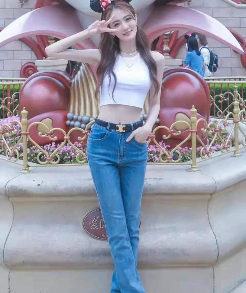 徐璐的私服衣品真好穿白色露脐背心搭配浅色牛仔裤清爽又显嫩