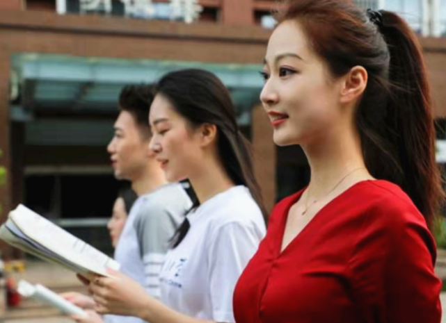 与之前走红的冯琳一样,都是来自浙江的学霸加美女,杨诗尹来自浙江金华