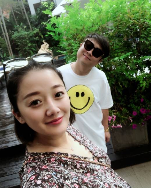 t台上的垛垛没有表情,但表现力很强,拿着一把吉他很有范儿,完全不输