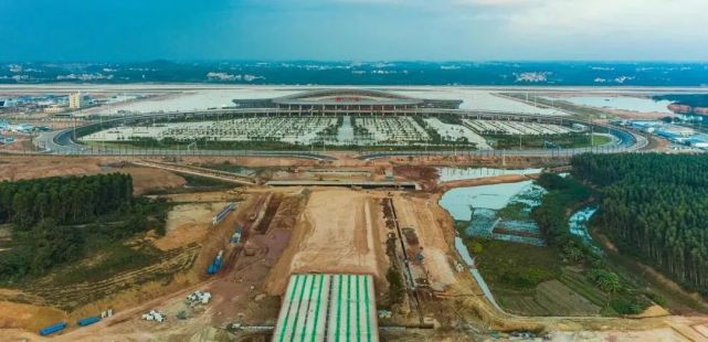 空港成功"牵手"空港高速与已完成全桥预制梁架设空港大桥湛江机场高速