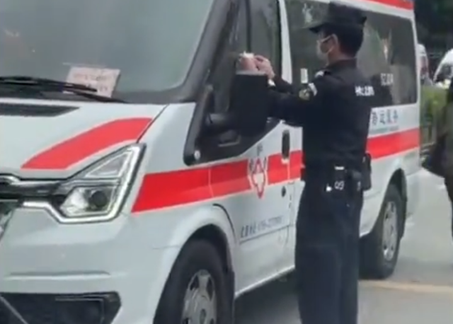 广东某医院门口救护车竟然被保安锁车,救护车司机:有同行竞争!