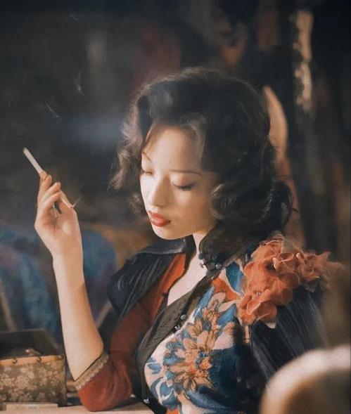 倪妮的好身材全靠塞屁垫?路人镜头下暴露无遗,网友:颜值崩了