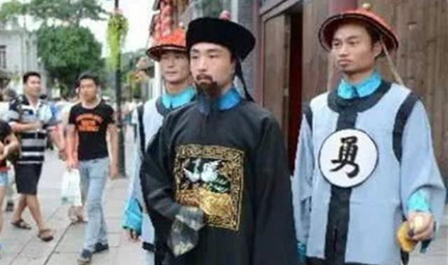 清朝士兵的衣服,上面有兵和勇的区分,差一个字却是天差地别