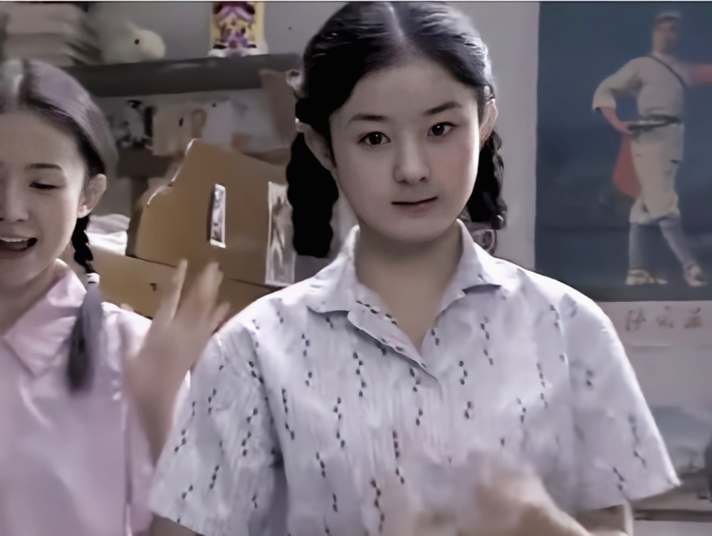 《金婚》中赵丽颖与大咖张国立,蒋雯丽合作,饰演他们的三女儿"佟多多"