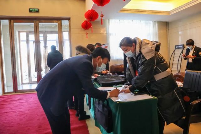 出席东丰县第十九届人民代表大会第一次会议代表向