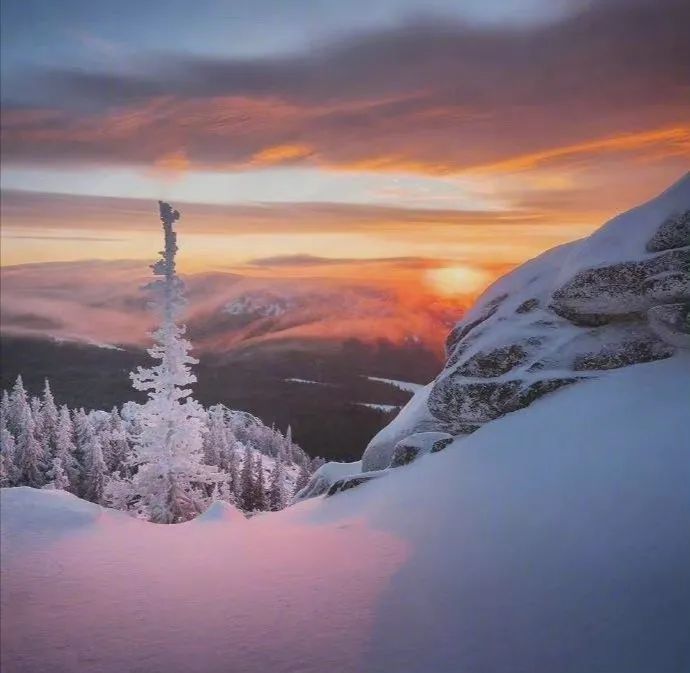 阳光下的雪景