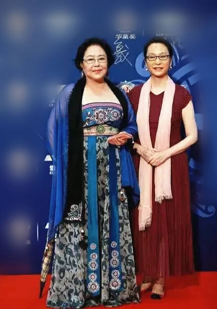 斯琴高娃携奚美娟同台穿搭秀,复古蓝裙挺时髦,奚美娟显得很低调