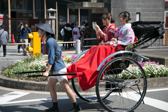 日本少女拉的人力车正逐渐变成云旅游视频的新宠