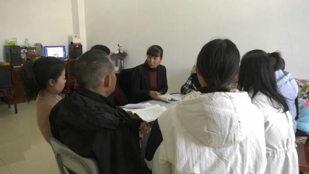政协委员潘志倾情教育事业传递基层教师声音