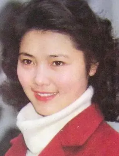 同时代女星已经美人迟暮凭什么66岁的姜黎黎却越老越优雅