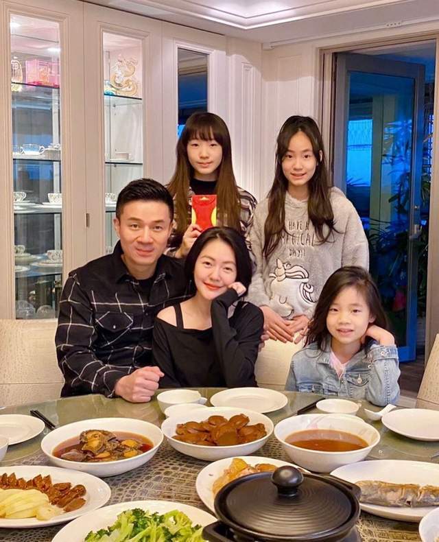 小s二女儿晒珍贵旧照庆生,14岁lily亭亭玉立颜值高,大s上线点赞