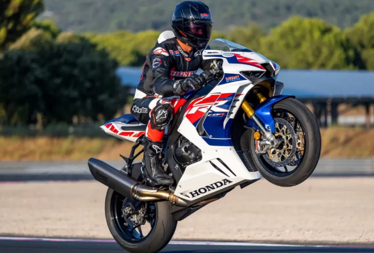 2022款cbr1000rr-r sp售价23499英镑,约合人民币20万元,三十周年纪念